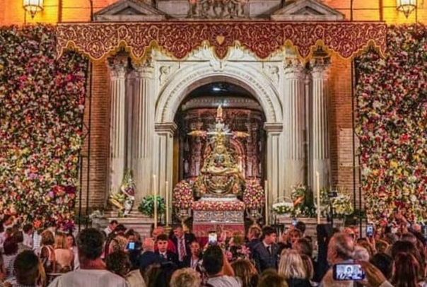 Ofrenda floral a la Virgen de las Angustias — Catedral de Granada, Plaza de las Pasiegas, Granada, Spain