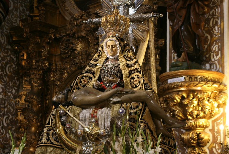 Cultos a la Virgen de las Angustias en Granada — Basílica Virgen de las Angustias, Carrera de la Virgen, Granada, Spain